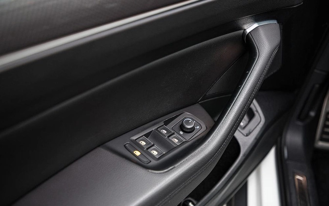 Volkswagen Passat cena 81900 przebieg: 191000, rok produkcji 2017 z Kowal małe 301